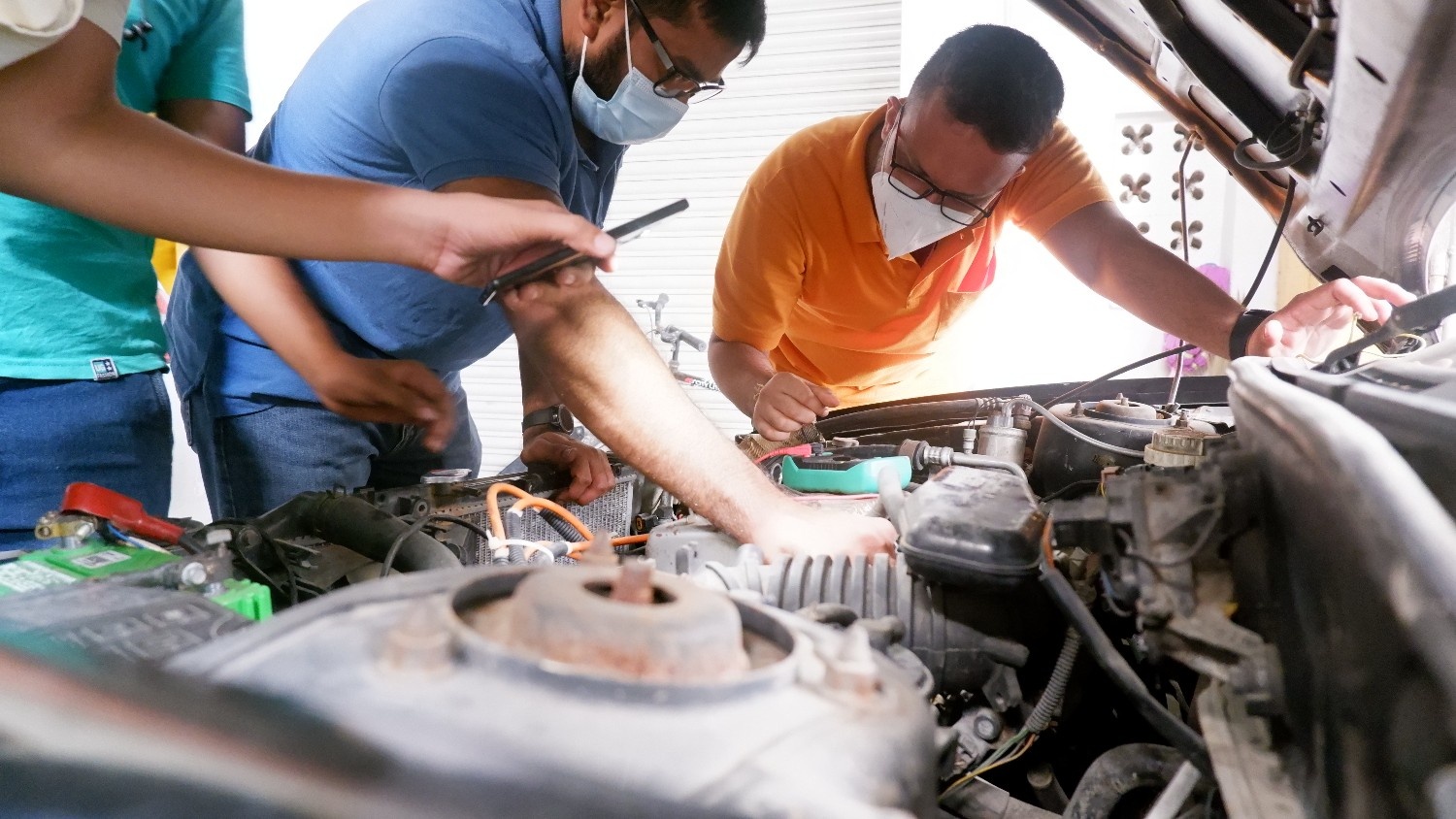 Reynlab students working on automotive training